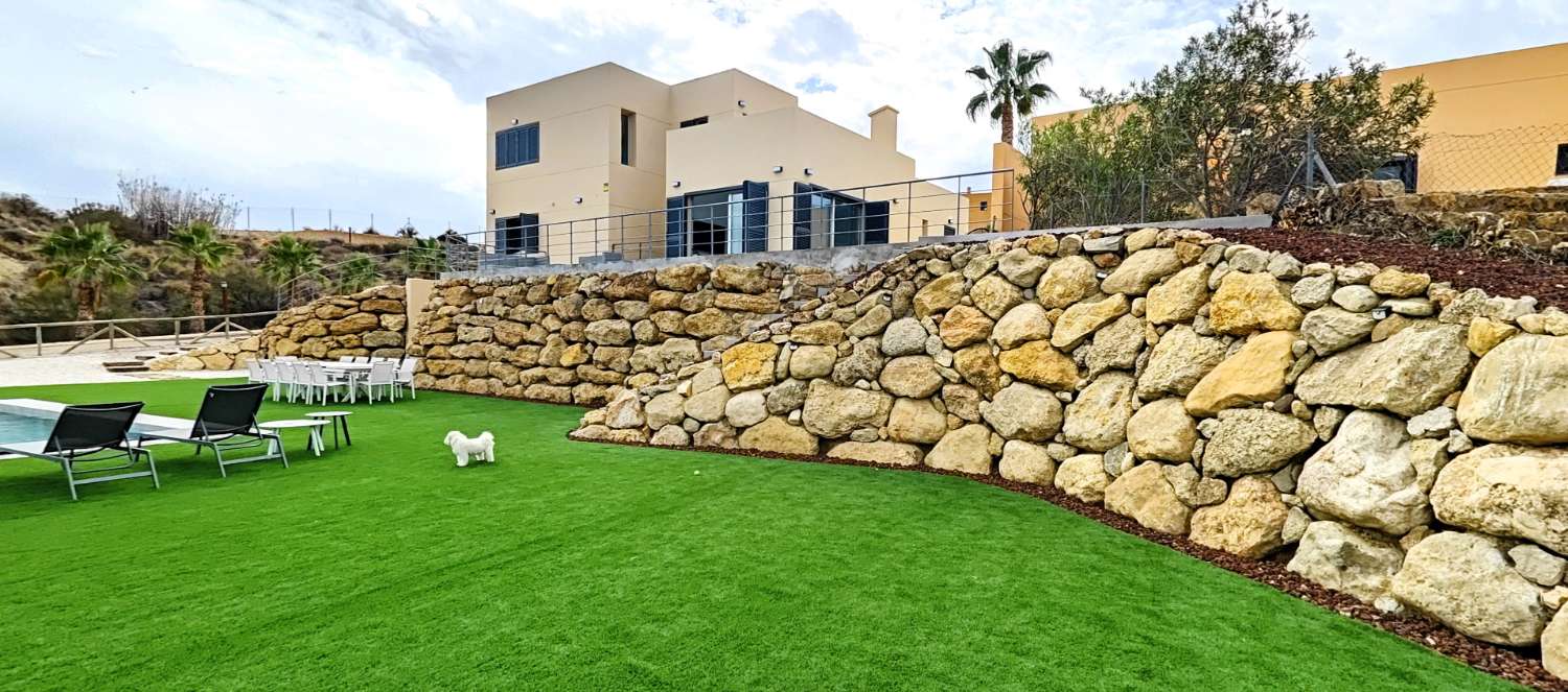 EXCLUSIVA VILLA DE 6 DORMITORIOS EN VALLE DEL ESTE - VERA