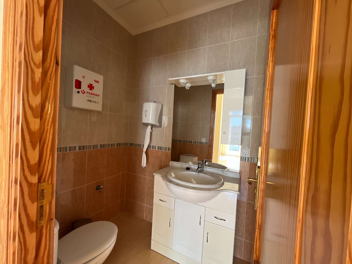 Se alquila local comercial de 60 m2 en Palomares a pie de calle principal