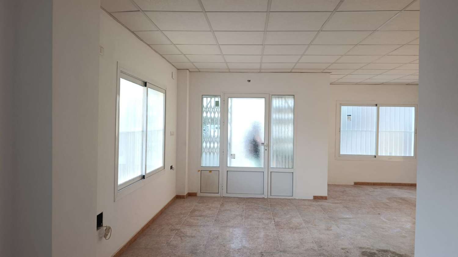 Alquiler de Local comercial en esquina  RA836